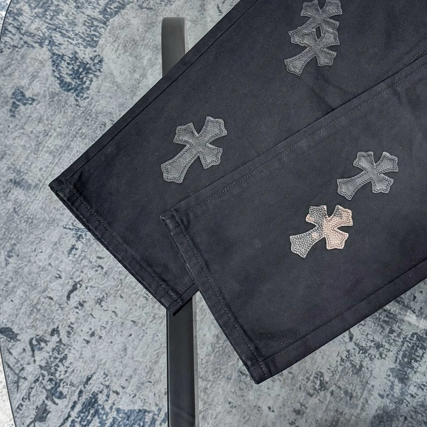 P270 Chrome Hearts CH casual black trousers cross-patched leather jeans. Original purchased and patterned to truly restore the ultimate texture of Vintage. Special Italian cowhide print and then cut. Customized sheepskin three-layer thick line leather. The whole is spliced in heavy water washing process. Craftsmen hand-splash ink. You can see the details. Three-dimensional cutting version. Loose and comfortable. Not flattering on the figure. Shows height and slimness. Factory Seiko. Original quality control. Same style for men and women. Can be matched with couples. Versatile recommendation. The must-have jeans for all seasons Color: black Size: 28/30/32/34 Waist: 73/78/83/88 Pants length: 102/104/106/108